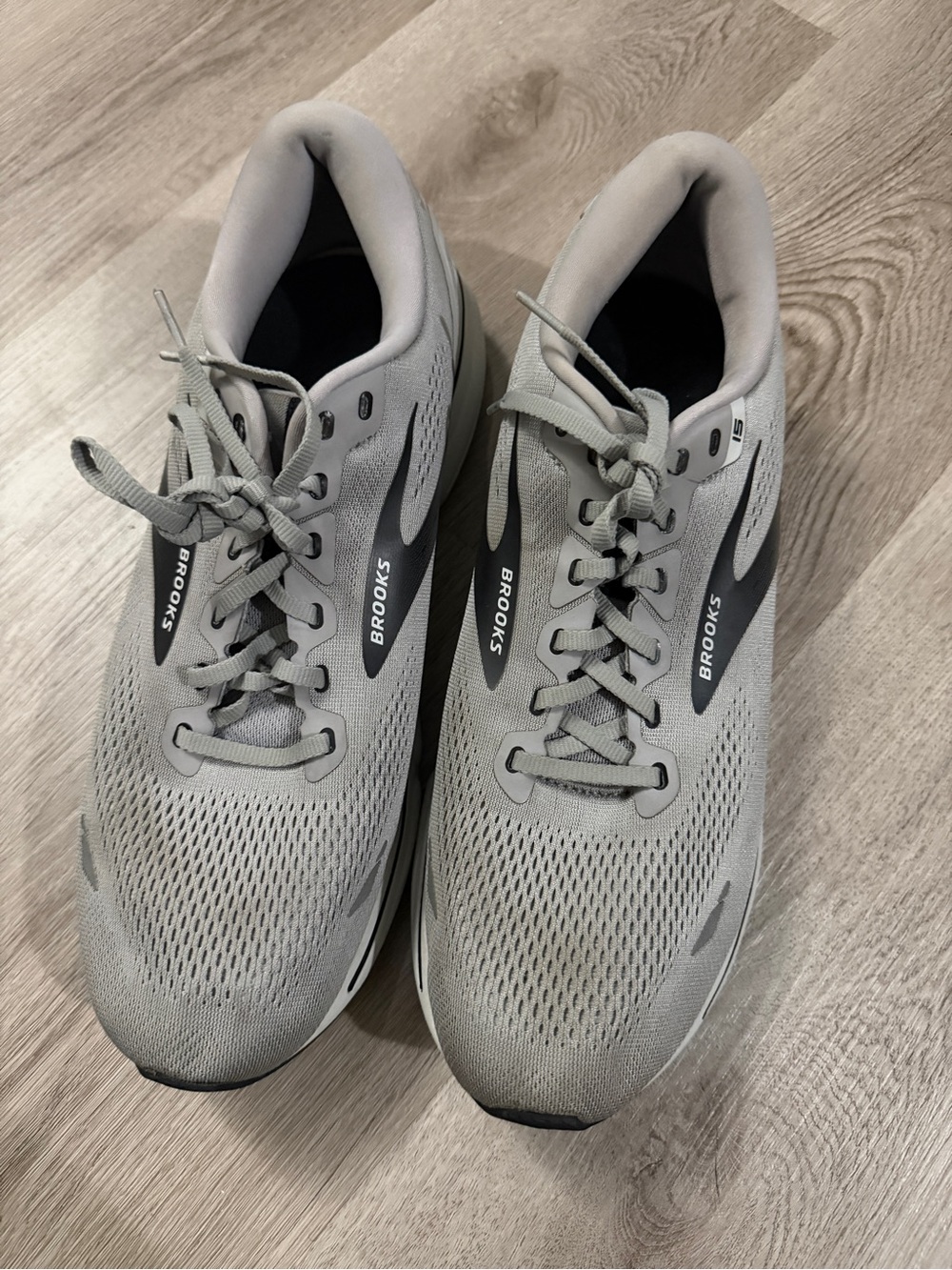 Brooks Men's Light Gray Athletic Running Shoes